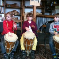 Musizierende Kinder bei Klang-Holz, Foto: Klang-Holz e.V.